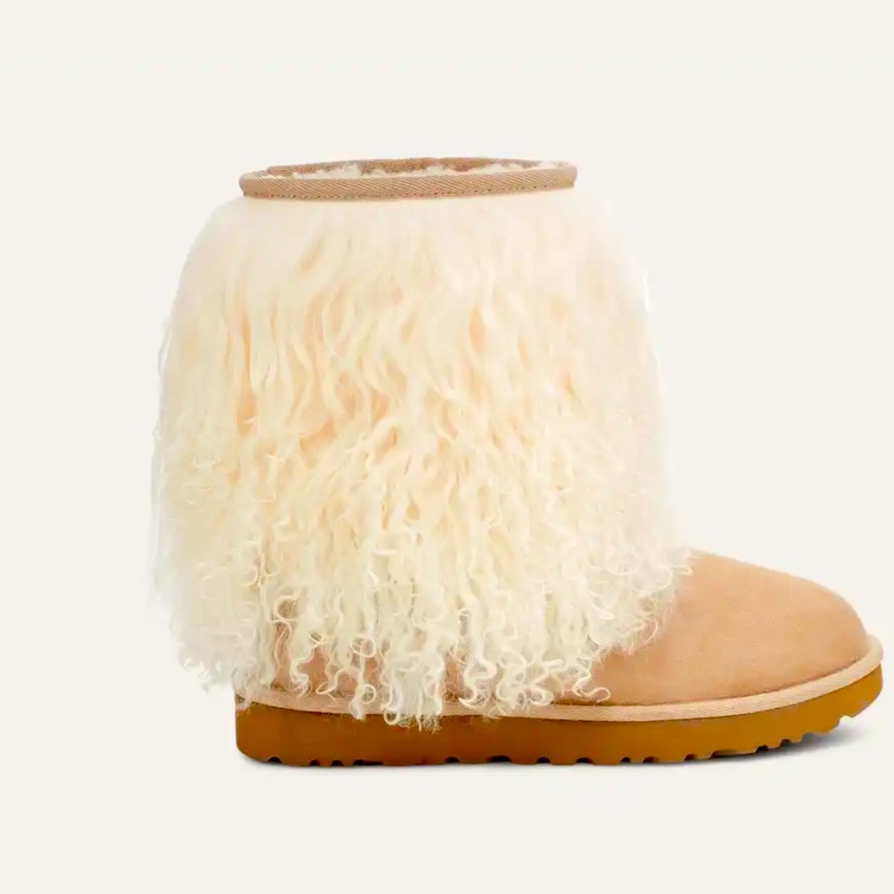 COPY - UGG Short Sheepskin Cuff Boot